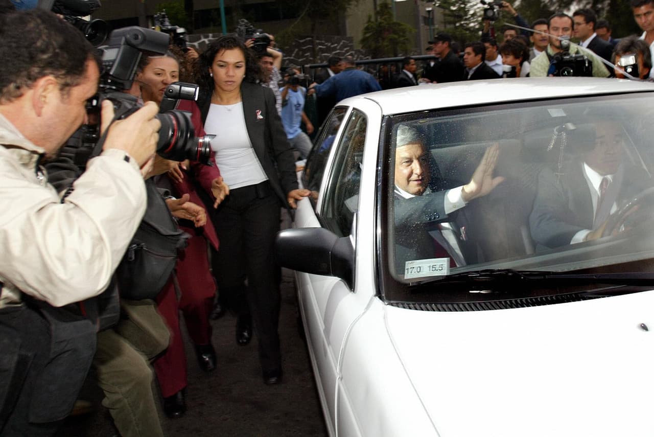 López Obrador siempre ha buscado mantenerse lejos de lujos. Durante su mandato como alcalde de la Ciudad de México (2000-2005), era común verlo
<b>a bordo de un Nissan Tsuru</b> blanco (el cual se alcanza a ver en la imagen), que fuera el modelo de auto más pópular y accesible del fabricante japonés en México. Actualmente ya no se comercializa.