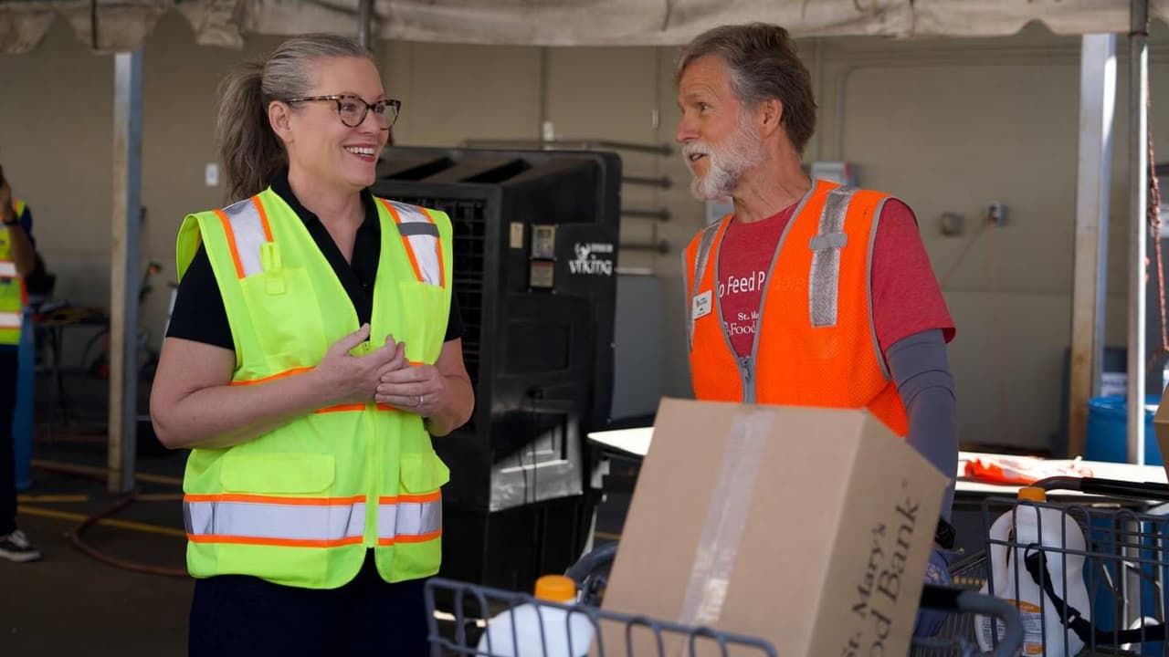 Con la gobernadora Hobbs como voluntaria, los bancos de alimentos atienden largas filas en Arizona