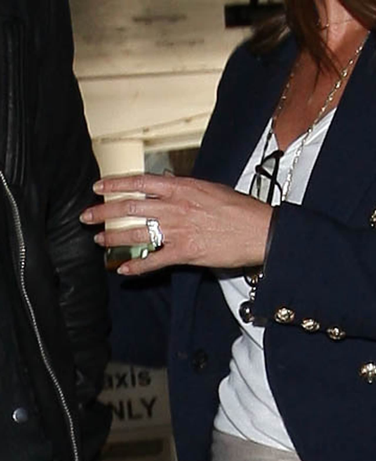 La responsable de esta joya, así como de los anillos de matrimonio que usó la pareja en su boda fue la diseñadora Jennifer Meyer.