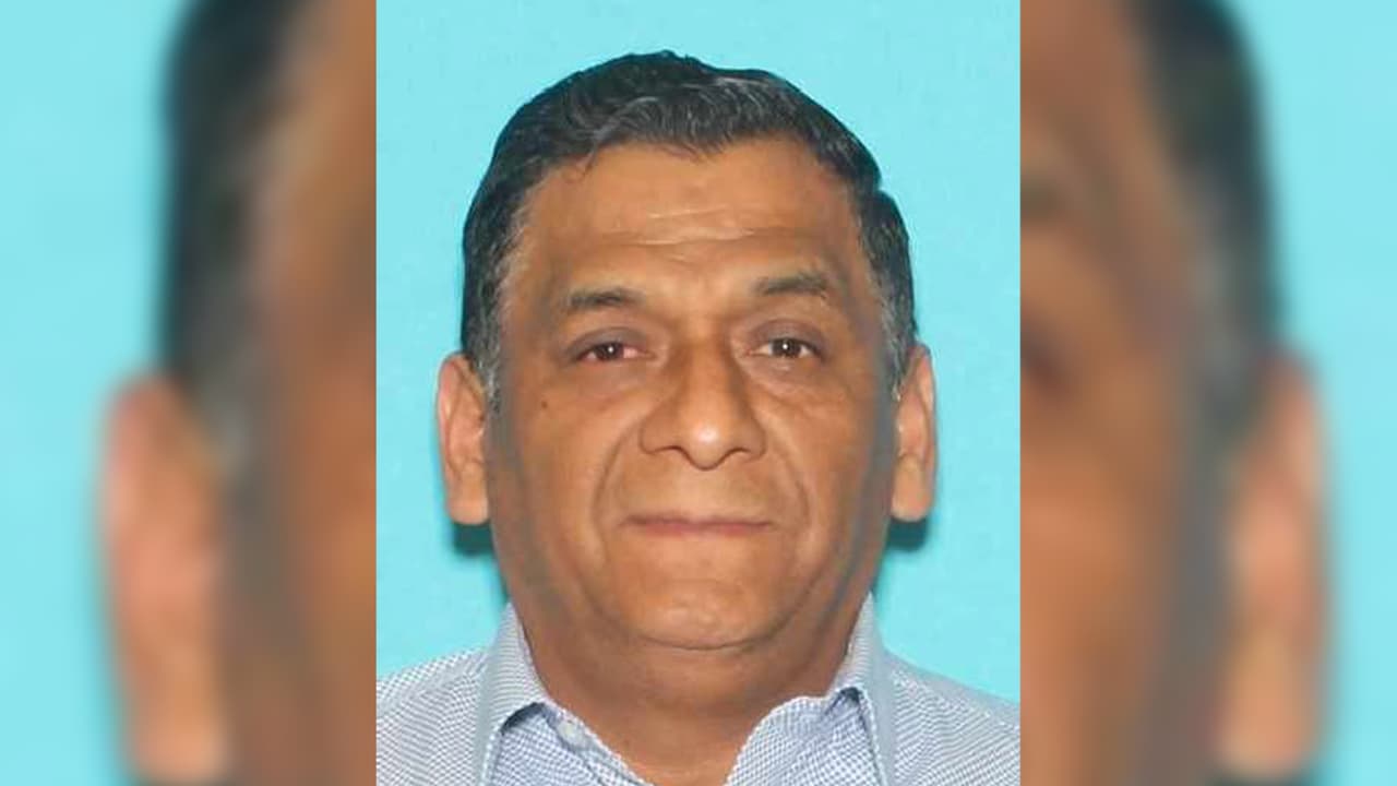 Exmaestro de HISD se entrega a las autoridades y lo acusan de agresión sexual agravada