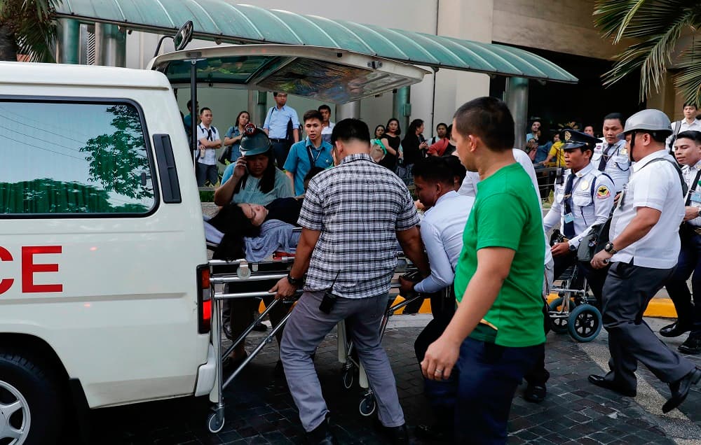 Las labores de rescate se aceleraron al llegar cuatro grúas al lugar, donde ya estaban ayudando voluntarios de la Cruz Roja, policías y bomberos. Entre los muertos encontrados bajo los escombros había un niño. A uno de los sobrevivientes 
<b>se le tuvo que amputar la pierna para poder sacarlo,</b> dijo el concejal local Maynard Lapid.