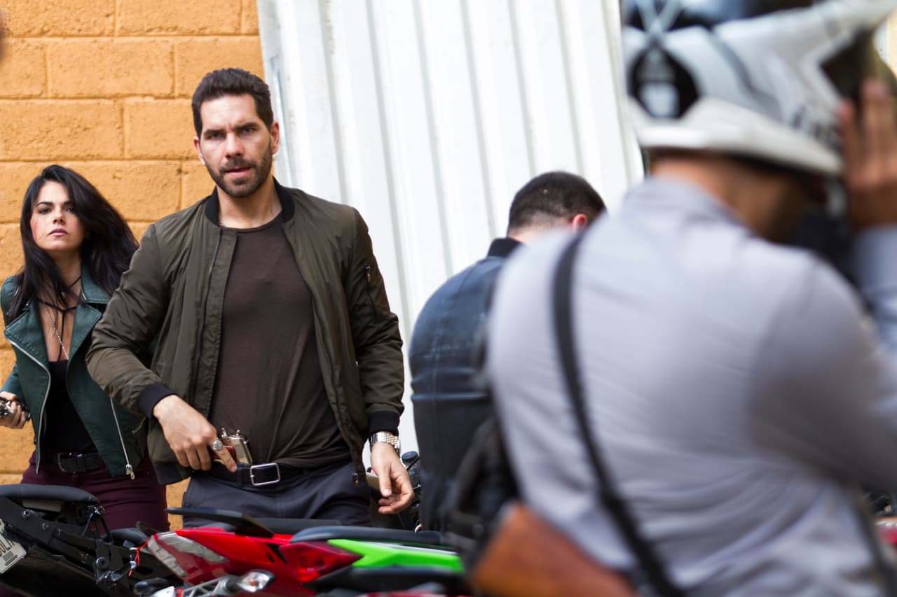 Yolanda, John, Óscar y todos sus hombres salieron de la bodega a toda velocidad en sus motocicletas.