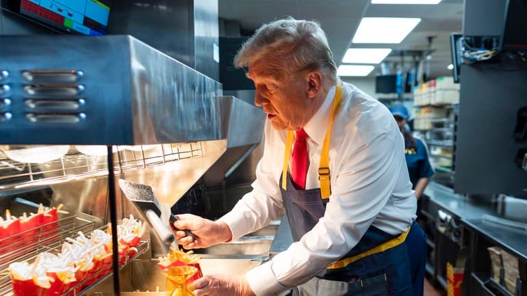 El candidato presidencial republicano y expresidente Donald Trump usa una freidora mientras durante una visita a McDonald's en Feasterville-Trevose, Pensilvania, el domingo 20 de octubre de 2024.