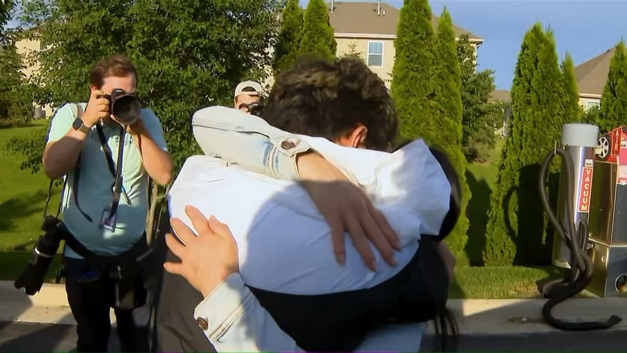 Finaliza la separación: El futbolista Ricardo Hernández se reencuentra con su madre tras salir de centros de ICE