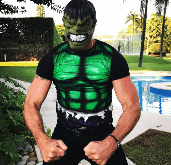Gabriel Soto recurrió a un look natural al estilo de 'Hulk'.