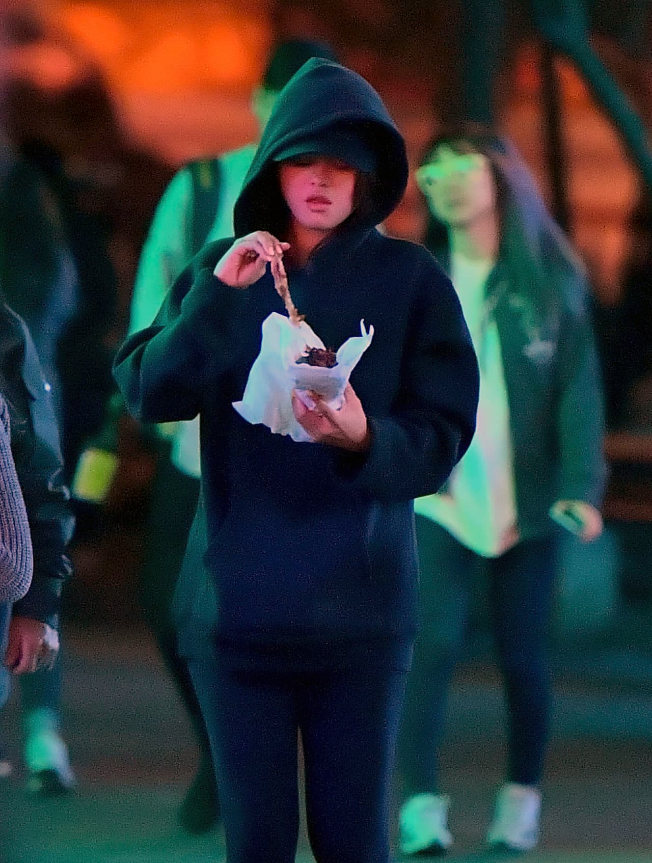 A partir de esas fechas, Selena Gómez retomó diversos proyectos y tan reciente como el pasado 12 de abril, volvió a subir a un escenario, el del festival de Coachella, para 
<b><a href="https://www.univision.com/radio/radio-nacional/en-fotos-latinos-que-rompieron-la-tarima-en-coachella-2019-fotos">junto a DJ Snake, Cardi B y Ozuna interpretar el éxito 'Taki, Taki'</a></b>.