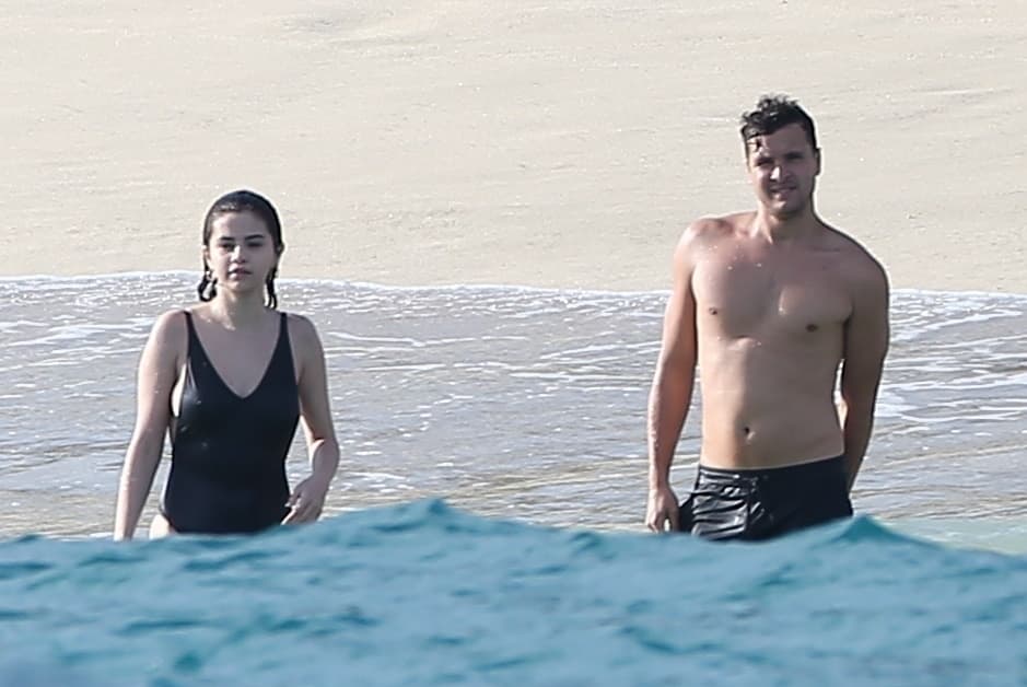 La cantante cubrió la cicatriz original de la operación (en la espalda baja) con un traje de baño enterizo negro.