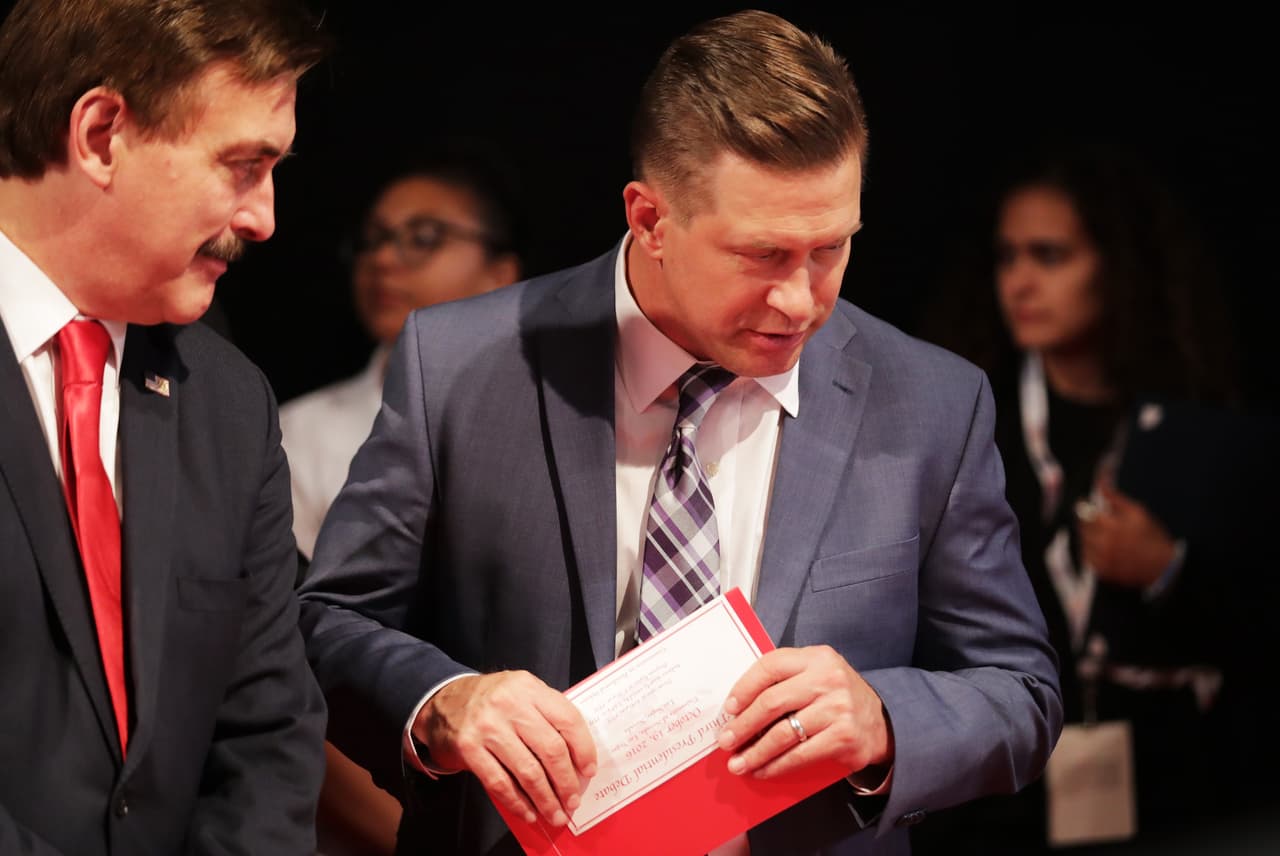 El actor Stephen Baldwin busca su lugar en el Thomas & Mack Center de Las Vegas.
<br>