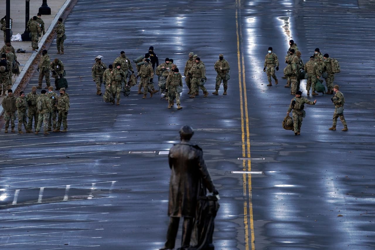 Las calles adyacentes al capitolio están custodiadas por miles de policías y soldados de la Guardia Nacional.