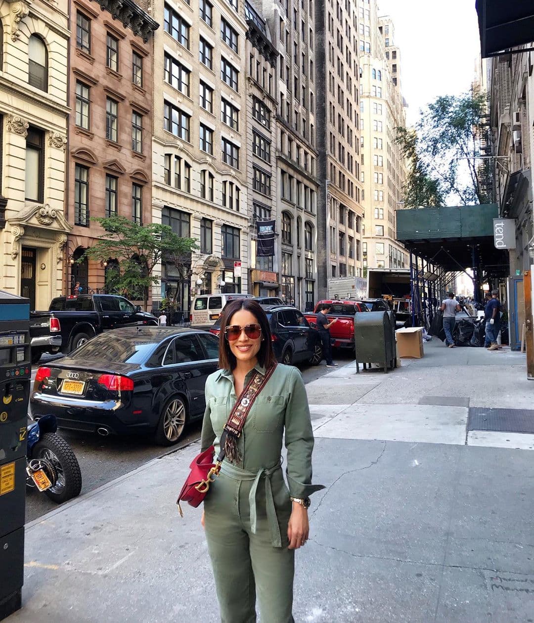 "¡Feliz sábado mis amores! Yo aquí por la 'gran manzana'!", escribió Karla al pie de esta fotografía en la que se le ve disfrutando de las atracciones de Nueva York.