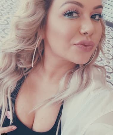 Chiquis Rivera enfrentó la terrible experiencia de ser violada por su padre y también confesó que fue abusada por una amiga de su mamá, Jenni Rivera. Por otro lado, la cantante fue acusada de tener una relación sentimental con Esteban Loaiza, esposo de la 'Diva de la banda'.