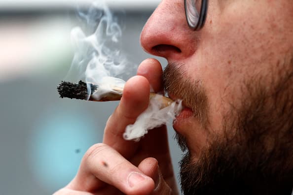 Consumo de marihuana y alucinógenos en jóvenes alcanza récord en EEUU: ¿qué impacto tienen?  