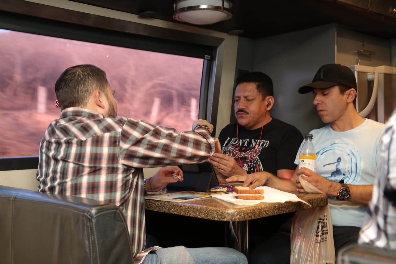 Los 17 integrantes viajan todos juntos, son una segunda familia.