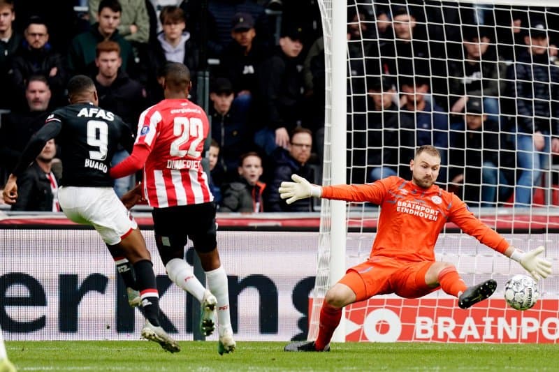 El AZ Alkmaar golea al PSV de Erick Gutierrez 4-0 en casa.