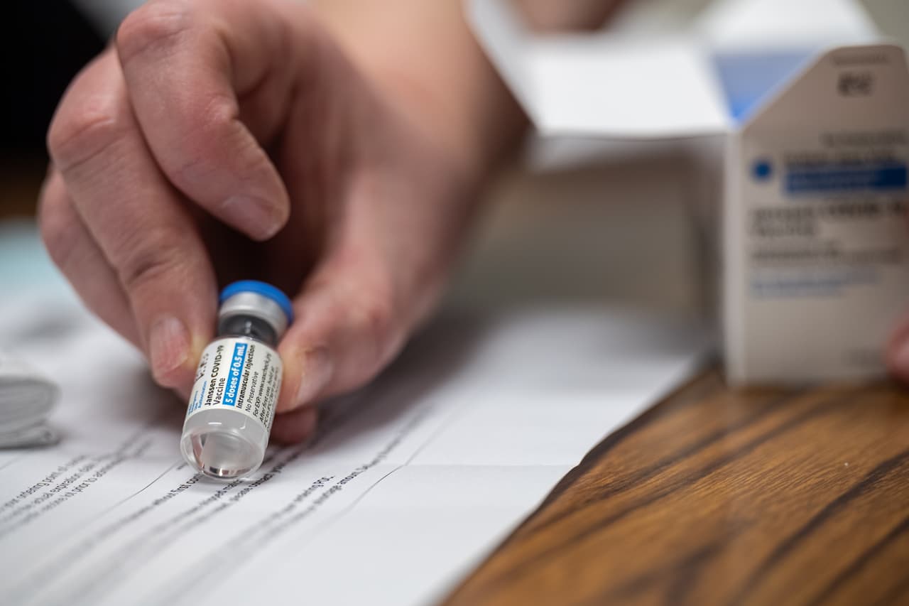 De acuerdo con la directora de Metro Health, “los efectos secundarios informados son extremadamente raros y esta pausa se debe a una gran precaución".
<b>No obstante, alientan a la comunidad de San Antonio a seguir vacunándose "lo antes posible con la vacuna Pfizer o Moderna"</b>.