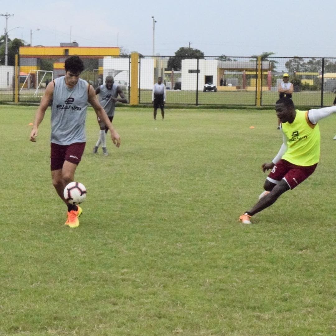 Esta situación, según explica en la carta, lo cautivó, así que decidió conocer a Denilson, quien lo inspiró a dar el salto y jugar fútbol profesional "por él y por mí".