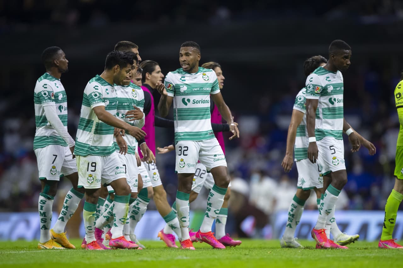 Los jugadores de Santos comentaban, en el medio tiempo, que hacer para mantener o aumentar la ventaja.