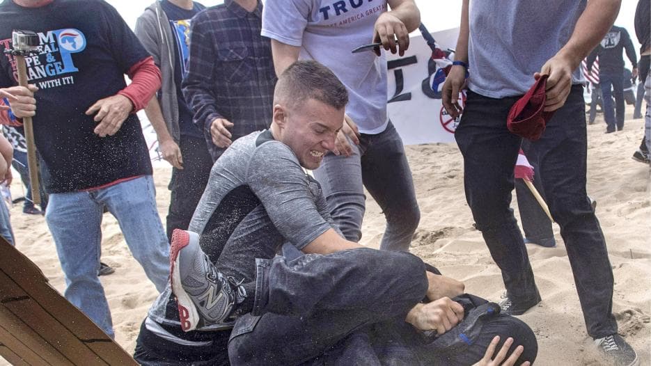 Detienen tras ocultarse en México al líder de violento grupo supremacista blanco de California