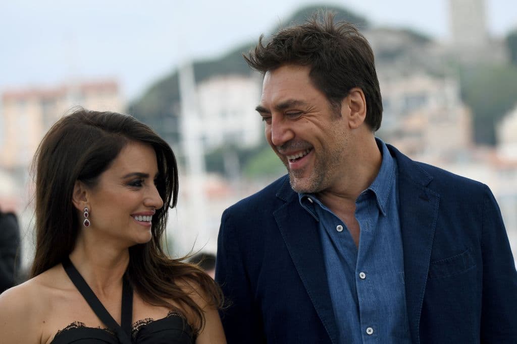 El amor comenzó en el 2008, cuando trabajaron para Woody Allen en la cinta ‘Vicky Cristina Barcelona’; cinta con el que la actriz se ganó el Oscar.
<br>
<br>Mientras tanto, en Cannes, Javier Bardem ganó el premio a Mejor Actor por ‘Biutiful’ y le dedicó unas palabras a su amor. "Para mi amiga, mi socia, mi amor. Penélope: Te debo muchas cosas y te amo mucho”