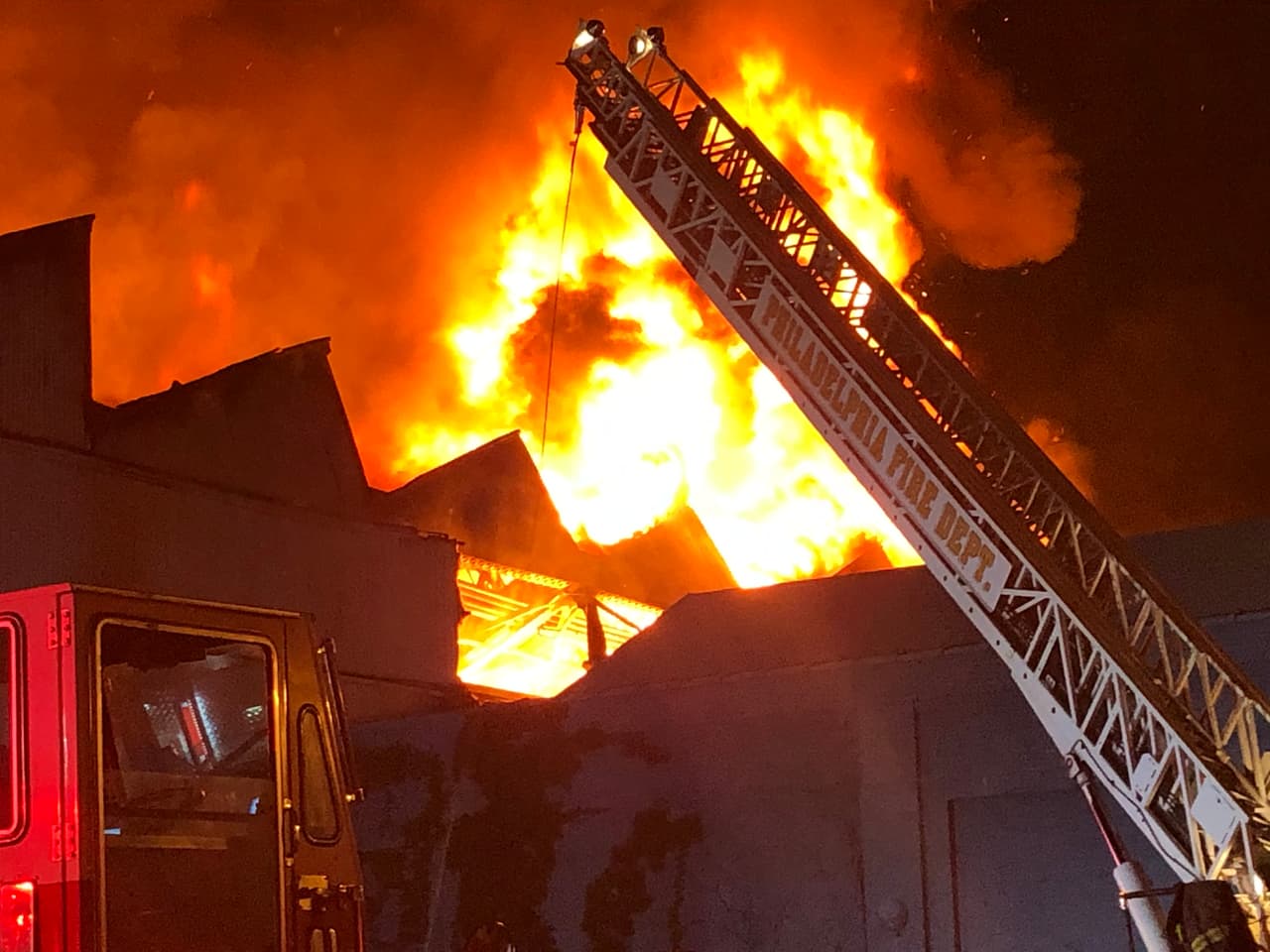 Más de 200 bomberos combatían las llamas este domingo, incluidos algunos en camiones con escalera.