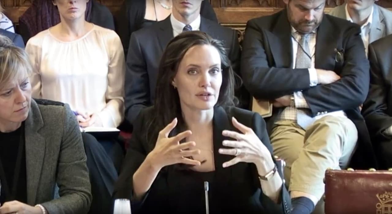 Angelina Jolie asistió a la cámara del parlamento británico encargada de asuntos de violencia sexual.