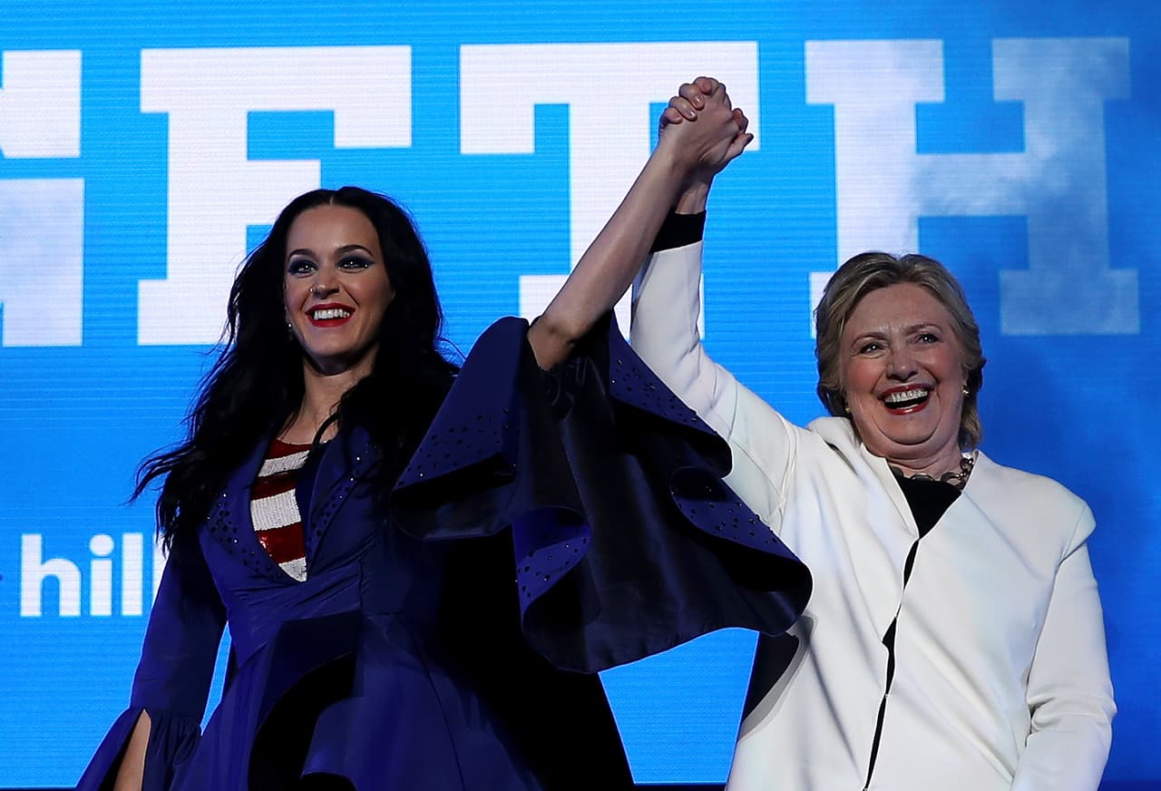 Hillary Clinton hace aparición sorpresa en una gala de la UNICEF para darle un premio a Katy Perry