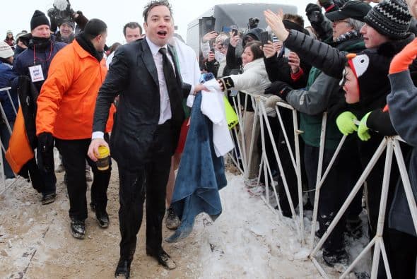 ¡Lo hizo!Mira lo congelado que quedó el comediante Jimmy Fallon luego de aceptar el reto que le hizo el alcalde de Chicago Rahm Emanuel de lanzarse a las congeladas aguas del Lago Chicago durante el Polar Plunge 2014 y con un temperatura de 2 grados