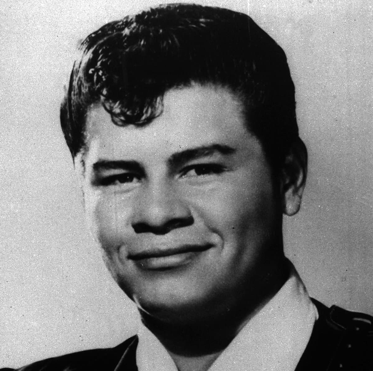 Ritchie Valens, cantante de ascendencia mexicana, veía crecer su fama como la espuma con sus exitosos temas 'Donna' y 'La Bamba' sin imaginar que la tragedia llegaría a su vida muy pronto.