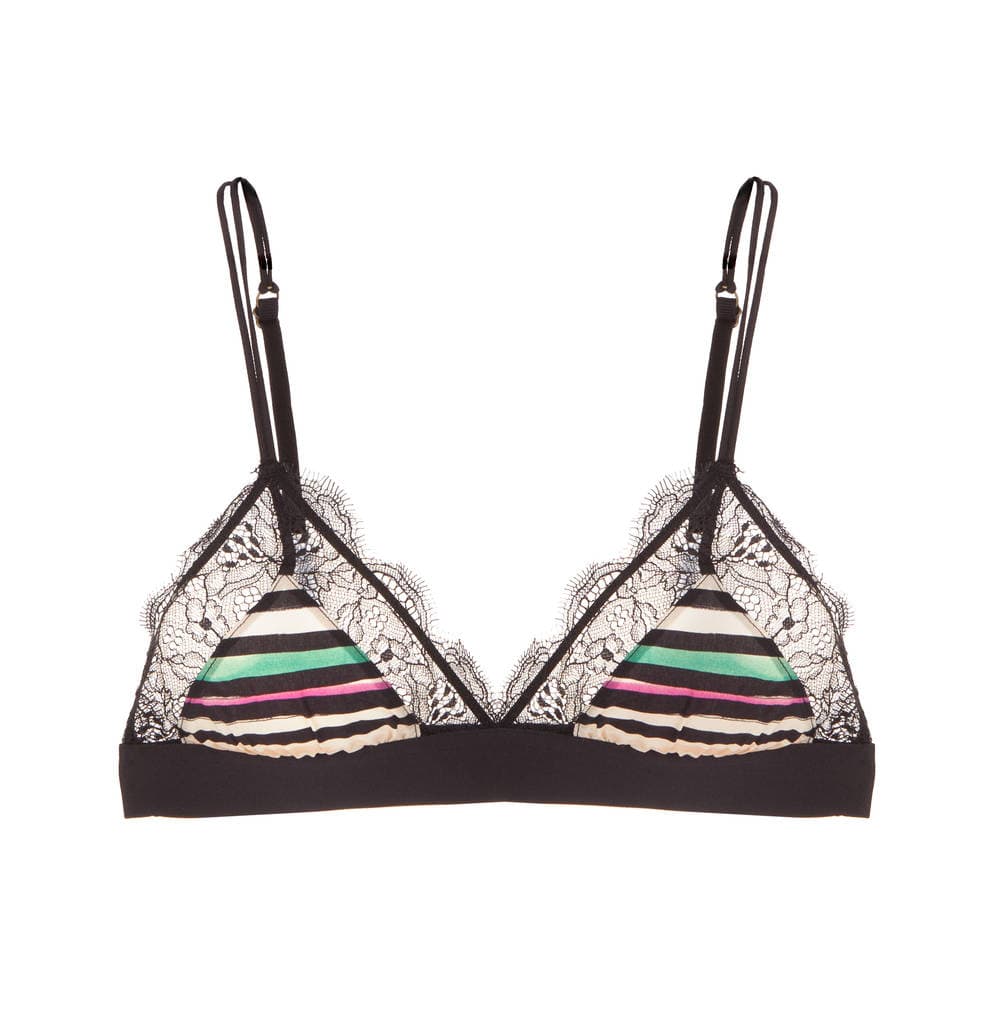 Los 
<i>bralettes</i> de copa en forma de triángulo son ideales para las mujeres de poco busto que quieren llevar escotes profundos sin necesidad de enseñar mucho. Los que tienen bordes en encaje son ideales para que se insinúen un poco por encima de las blusas, ahora que la ropa interior se vuelve cada vez más exterior. (
<a href="http://charlotterusso.com/" target="_blank">charlotterusso.com</a>)