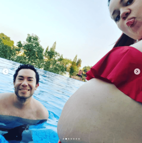 En diciembre de 2021, la famosa mostró a sus más de 80 mil seguidores cómo lucía en bikini con una serie de instantáneas en las que destacó su tierna pancita de embarazada.