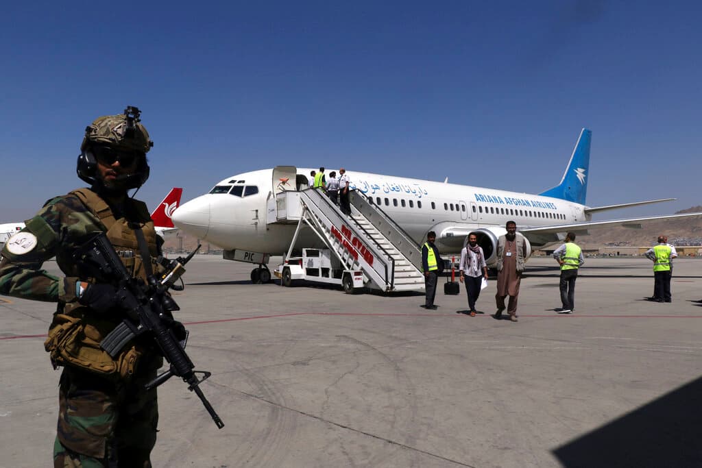 Los talibanes permiten salida de un vuelo con unos 200 extranjeros, incluidos estadounidenses 