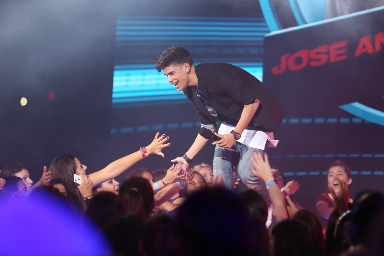 Este chico encantó a las chicas. Interpretó una canción de Luis Fonsi, pero los jueces le pidieron cantar a cappella. Este boricua casi queda fuera de la competencia.