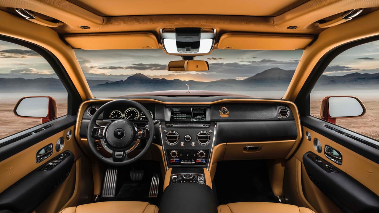 La cabina de la nueva Rolls-Royce Cullinan 2019 es muchísimo
<b> más tradicional que su exterior</b>, y parece salida de uno de sus grandes sedanes. Como es de esperase esta cubierta en una enorme proporción de vastas extensiones de los cueros más inmaculados imaginables.