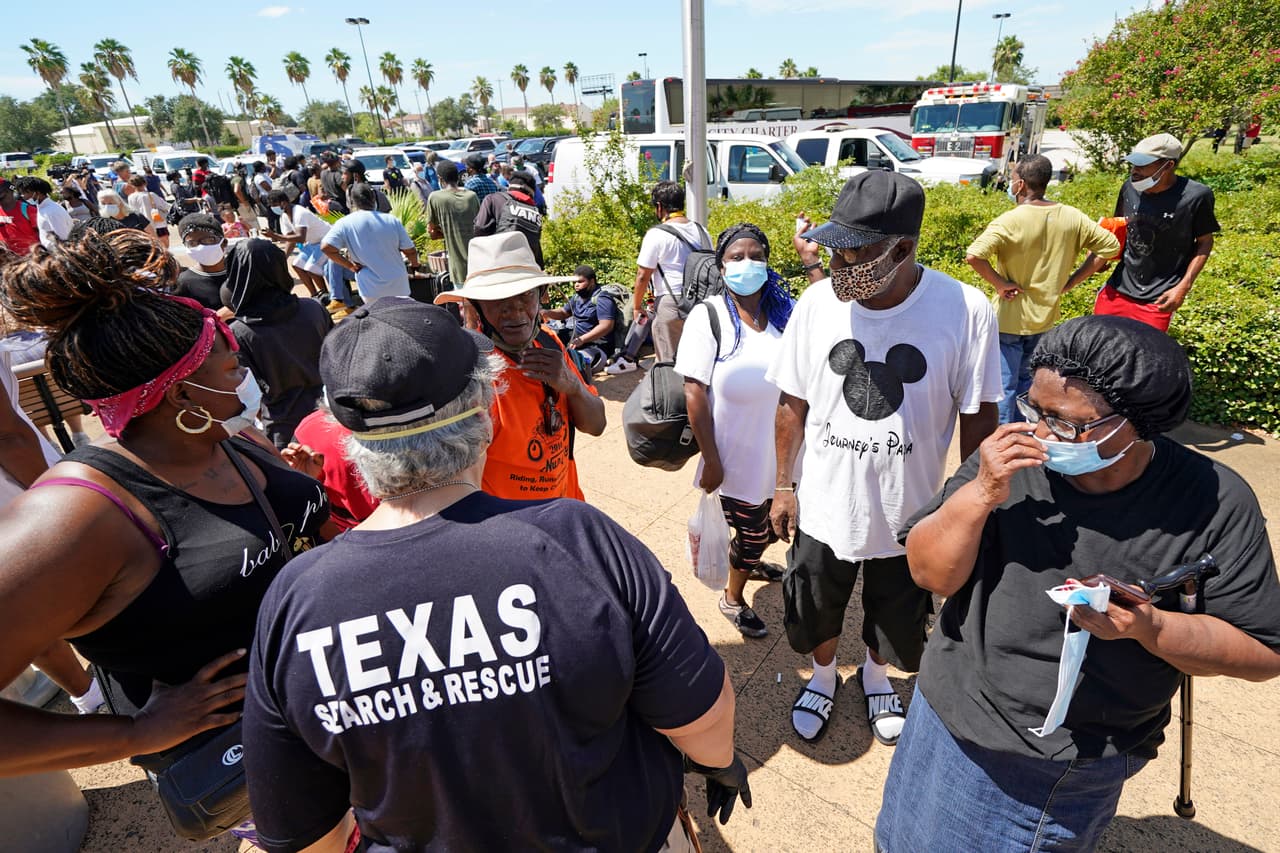 Residentes esperan su turno para abordar un autobús y evacuar la ciudad de Galveston, al sur de Texas. Se declararon emergencias estatales en Louisiana y en Mississippi, y en plena pandemia de 
<a href="https://www.univision.com/temas/coronavirus">coronavirus</a> se abrieron refugios con catres separados, como parte de las medidas para frenar la propagación de la enfermedad.