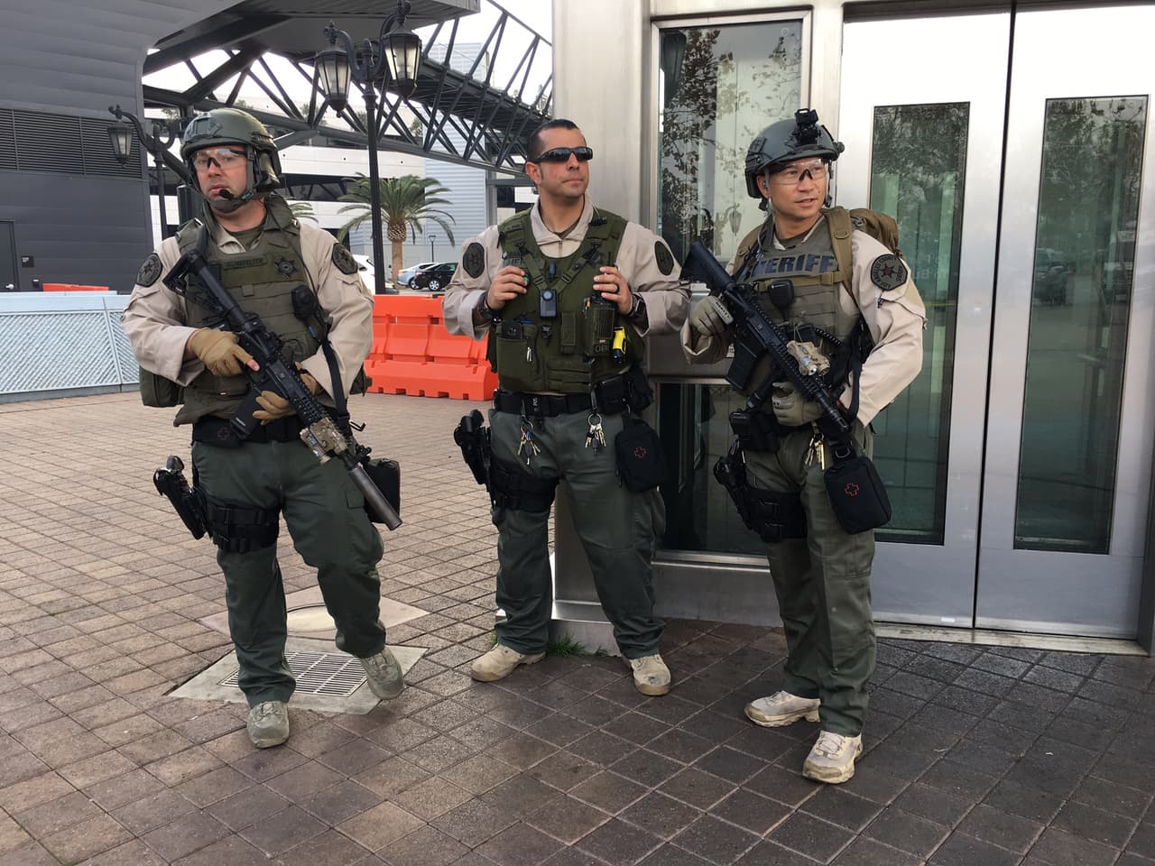 Agentes con rifles de alto poder resguardan la entrada de la estación Universal City.
