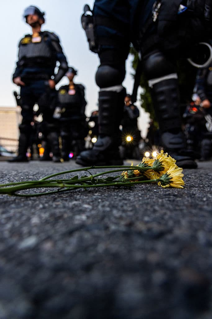 Este miércoles, 11 de junio, 
<b>el arzobispo de Los Ángeles, José Horacio Gómez</b>, expresó que 
<b><a href="https://www.univision.com/local/los-angeles-kmex/trump-felicita-a-la-guardia-nacional-por-actuar-en-los-angeles-donde-nunca-estuvo-afirma-la-alcaldesa-karen-bass" target="_blank">"no es necesario</a></b> que el gobierno implemente medidas de control que 
<b>provoquen miedo y ansiedad entre los inmigrantes comunes y trabajadores y sus familias</b>".