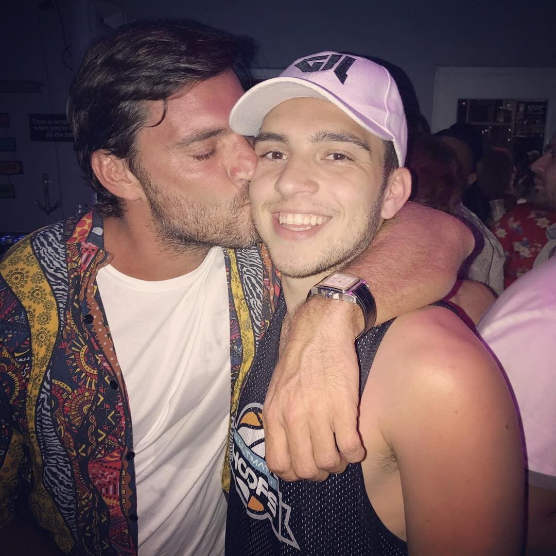 <b><a href="http://www.univision.com/temas/julian-gil">Julián</a></b> se asemeja más a su padre pero no llega a ser idéntico al galán de telenovelas. ¿Crees que Julián Jr. se parece a su apuesto papá?