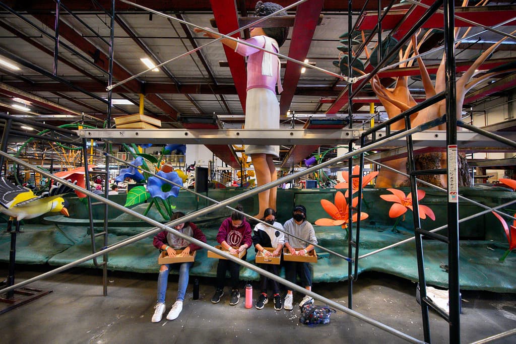 En otra fase del proceso estaban los voluntarios de la carroza de Kaiser Permanente. Utilizarán semillas, que se encargaron de seleccionar cuidadosamente.