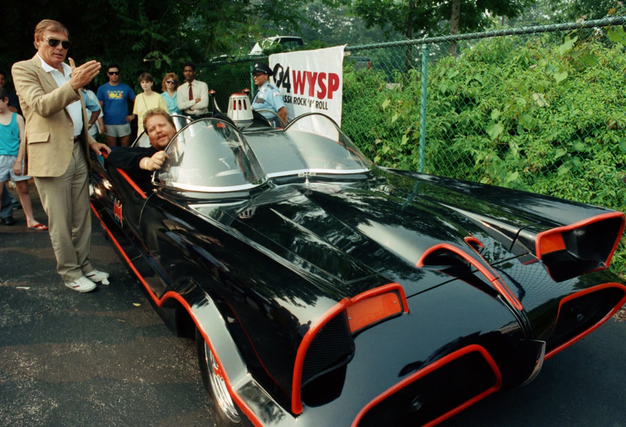 En esta foto del 27 de junio de 1989, Adam West, a la izquierda, está al lado del viejo 'Batmobile' conducido por el dueño Scott Chinery en Filadelfia.