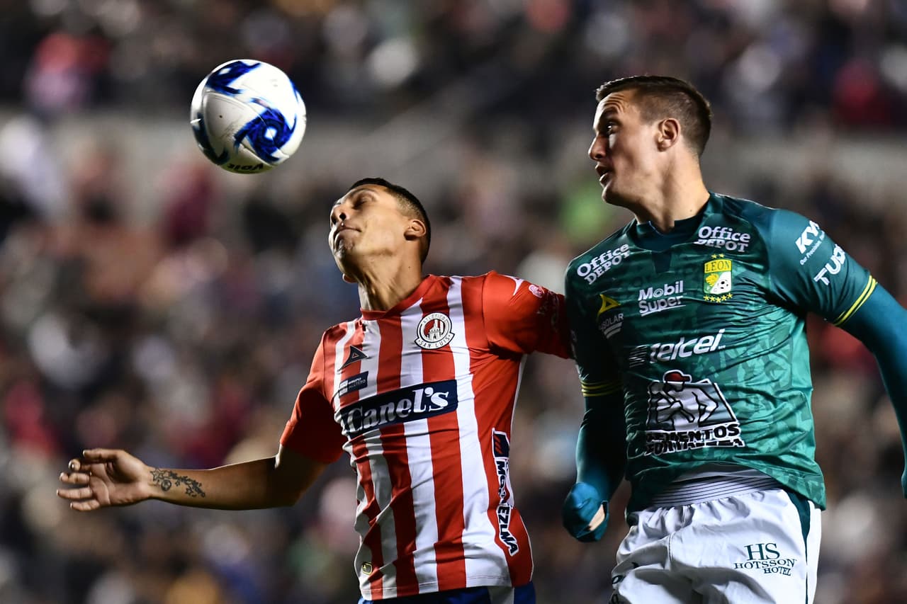 Leo Ramos comete falta sobre Luis León en su busqueda por el esférico.