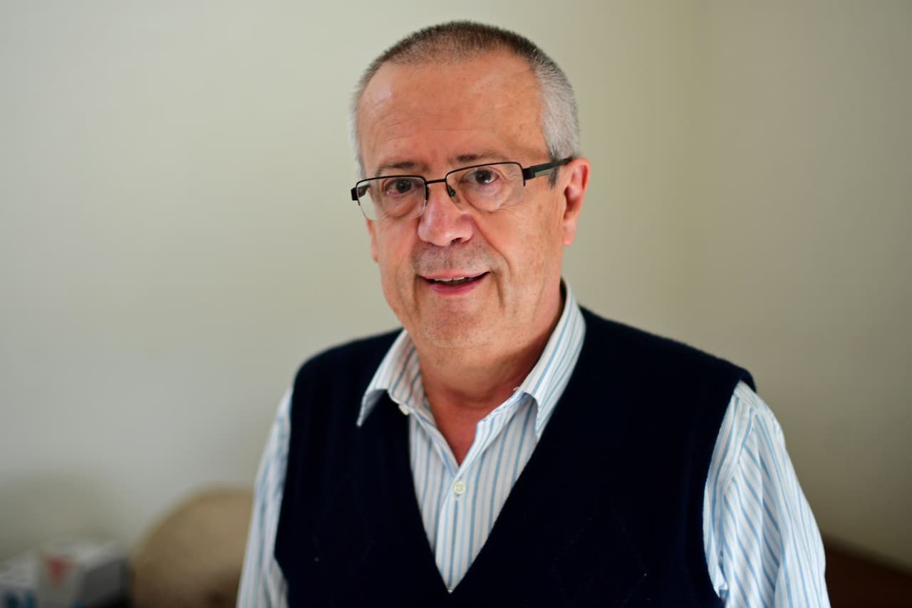 <b>SECRETARÍA DE HACIENDA:</b> 
<b>Carlos Manuel Urzúa Macías</b> es el hombre propuesto por López Obrador para este ministerio. Fue secretario de Finanzas cuando el presidente electo estuvo al frente del gobierno de la Ciudad de México y ha sido consultor para el Banco Mundial. Al tomar el puesto, deberá presentar un plan para reformar el sistema de pensiones y la creación de un consejo fiscal apartidista. Una de sus principales propuestas es adoptar el principio de austeridad y la reducción de sueldos al funcionariado. Además, debe hacer realidad una de las promesas de López Obrador: que todas las compras del Gobierno estén centralizadas en esta secretaría bajo un mecanismo de compras consolidadas.