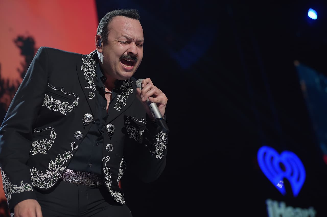 Pepe Aguilar es hijo de Antonio Aguilar y Flor Silvestre, ambos leyendas de la música y el cine mexicano.