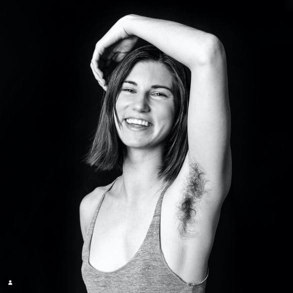 Ben Hopper es un retratista y fotógrafo conceptual. Nacido en Israel que desde 2014 se ha dedicado a 
<a href="https://www.univision.com/entretenimiento/cultura-pop/influencer-plus-size-look-celebridades">romper los estándares de belleza tradicionales</a> al recolectar imágenes de mujeres mostrando su vello en las axilas para su proyecto 
<a href="https://therealbenhopper.com/Projects/Natural-Beauty/1/thumbs" target="_blank">‘Natural Beauty’. </a>