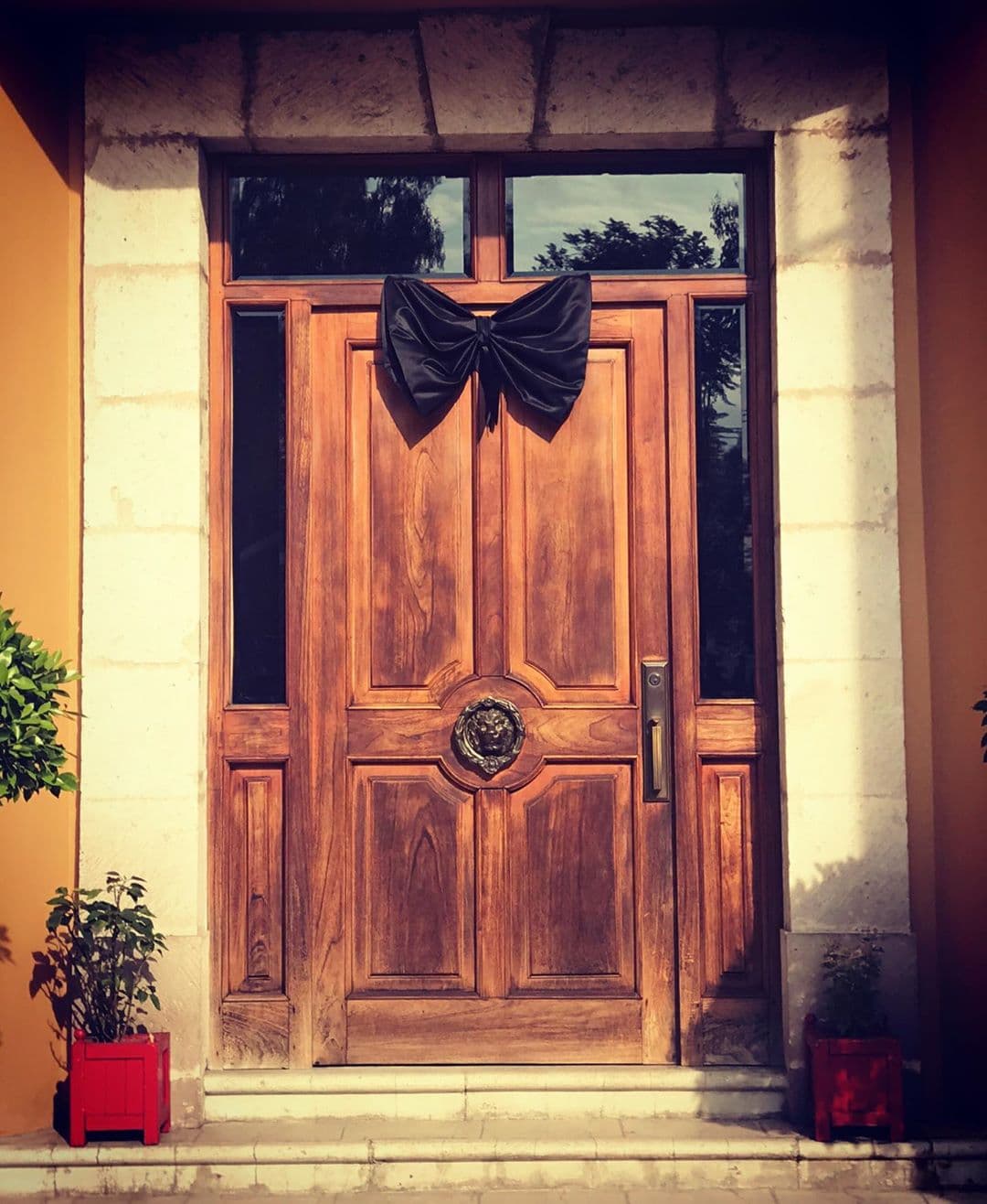 El economista de 65 años publicó esta foto de la puerta del hogar que
<b><a href="https://www.univision.com/famosos/lorenzo-lazo-el-esposo-de-la-fallecida-edith-gonzalez-enfrenta-una-segunda-viudez-a-causa-del-cancer-fotos">durante casi 10 años compartió con Edith González</a></b> y sobre la cual se observa el lazo que representa el luto. Junto a esta imagen,
<b>Lorenzo Lazo escribió: "Somos tiempo"</b>.