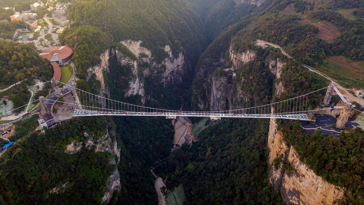 <b>Puente de Vidrio de Zhangjiajie.</b>
<br>
<br>Su recorrido a pié dejará satisfecho a los que buscan emociones fuertes. Su estructura con piso de cristal se extiende a lo largo de un cañón entre dos acantilados en el Parque Forestal Nacional de Zhangjiajie, en el sur de China. 
<br>