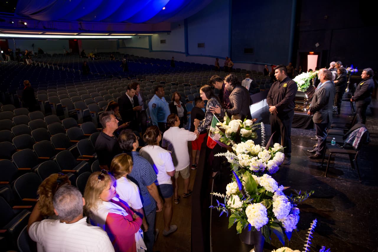 Los visitantes pasando fente al féretro y Sarita saludandolos uno a uno.