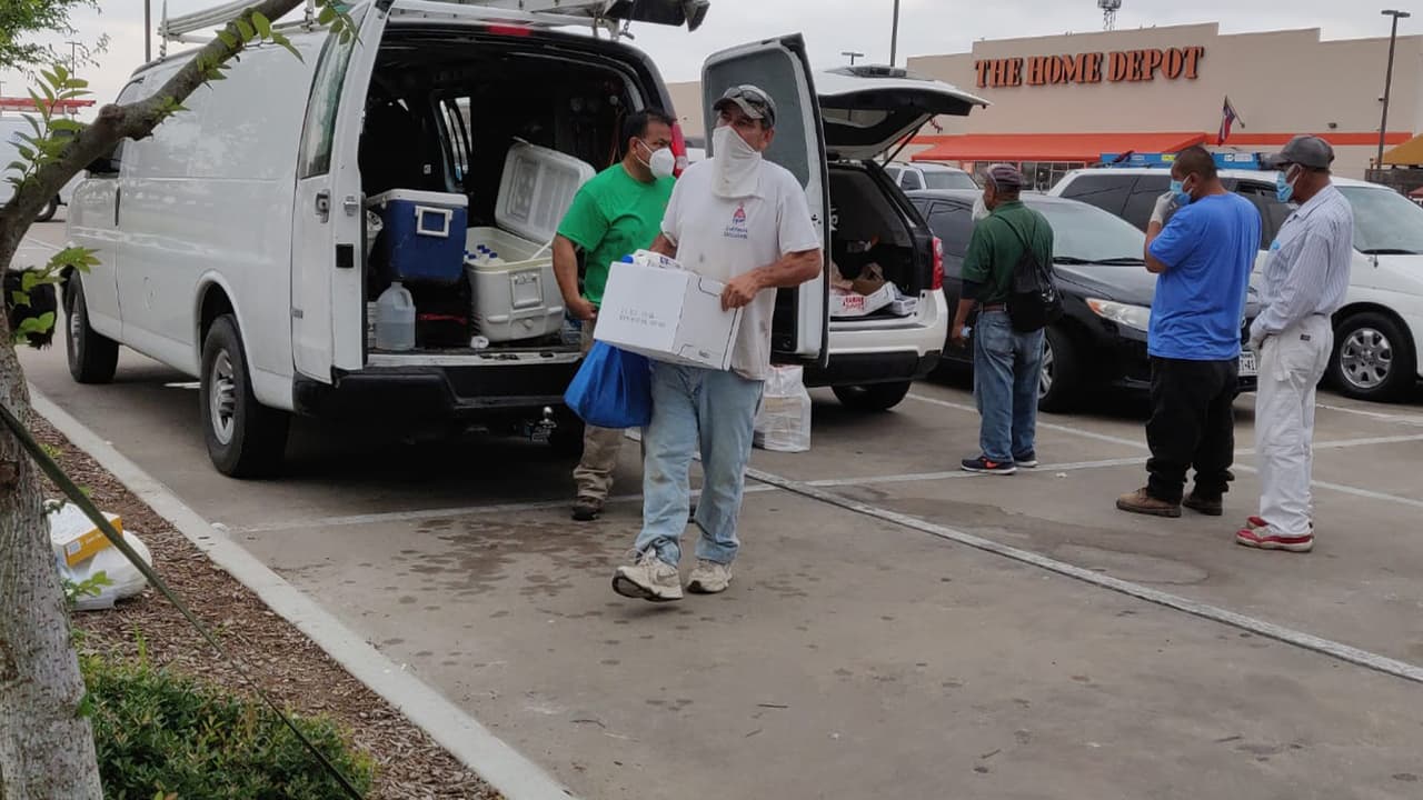 “Hemos recorrido las zonas donde están los jornaleros, comenzamos en el oeste, vamos al sur y este lunes regresamos al oeste, hay mucha necesidad por parte de estos grupos”, indicó Grifaldo.