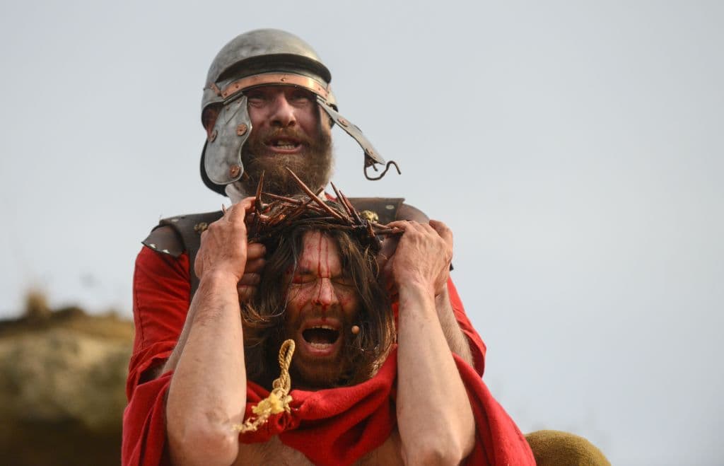 Actores en República Checa hacen su representación anual del Via Crucis en Viernes Santo.