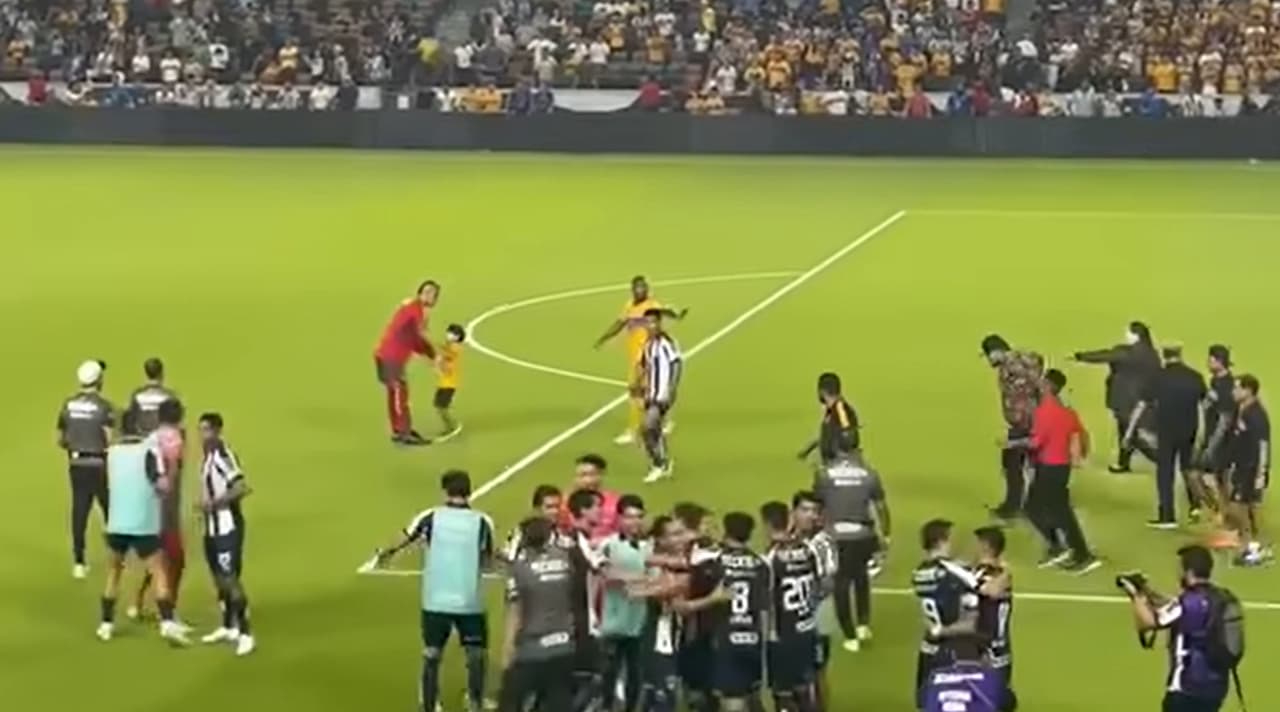 El gesto de Nahuel con un niño en el Clásico Regio de Leagues Cup