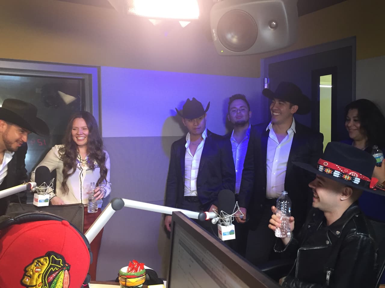 Los hermanos Jesse y Joy pasaron por los estudios de Uforia Nation para platicar con Pancho y Rene. Sin imaginar que Calibre 50 los iba a sorprender.